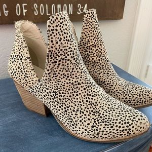 Coconuts by Matisse western style boots size 10. Faux calf hair.